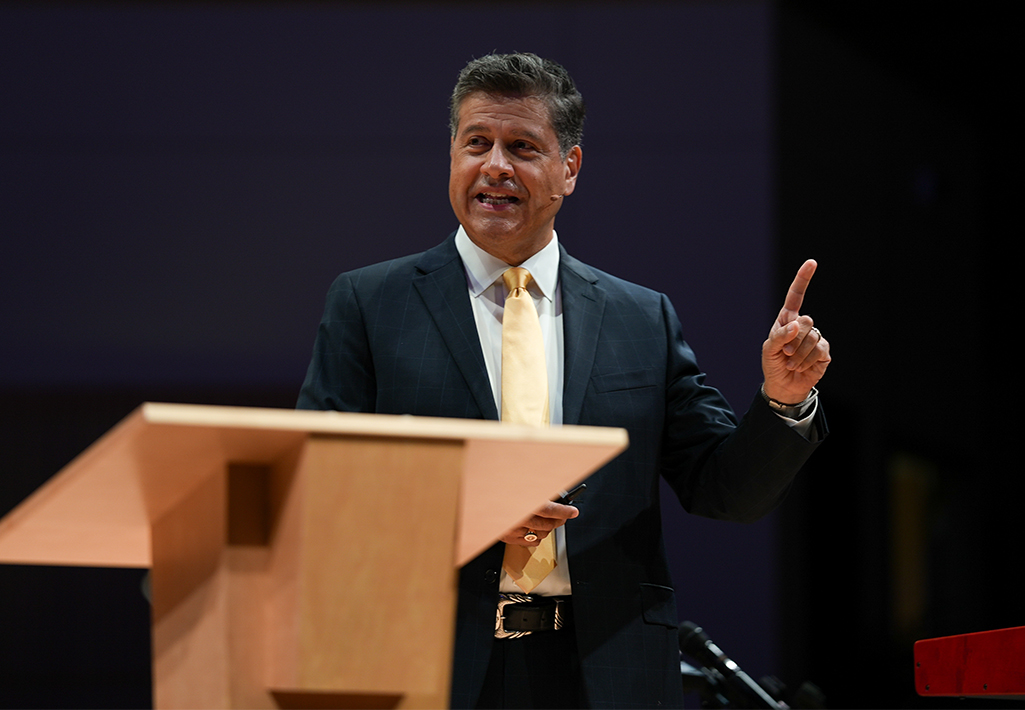 President Moreno-Riaño speaks at podium in Christ Chapel